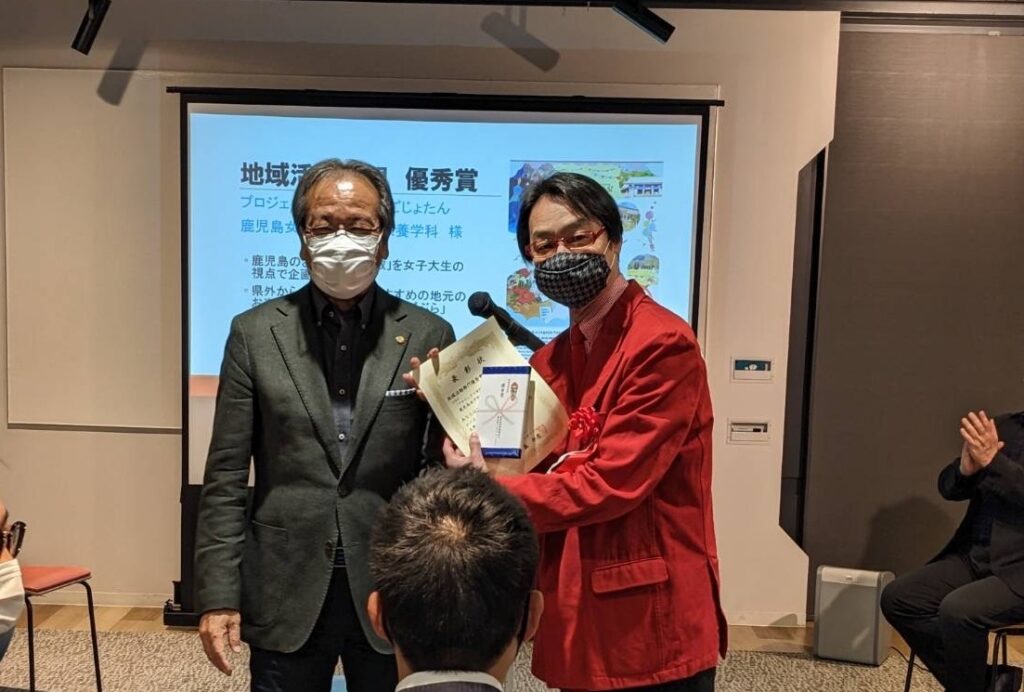 教養学科長の授賞式の様子写真