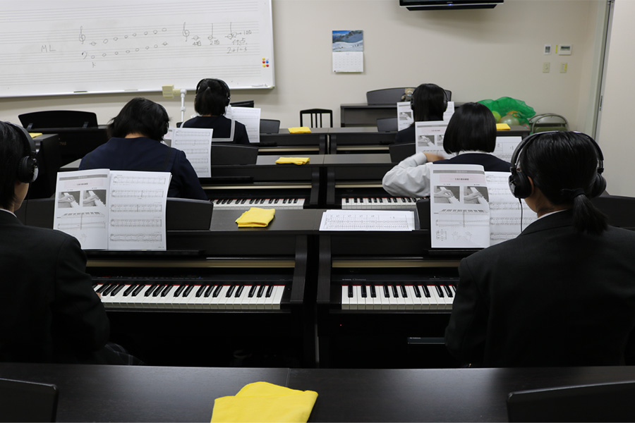 入学前ピアノ講習会の様子写真